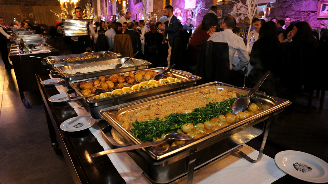 Prato de bacalhau tradicional servido &agrave; mesa